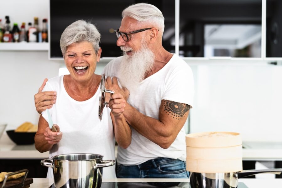 Paar beim kochen voller Lebensfreude