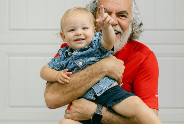 Gesunder Mann im besten Alter mit seinem Enkel